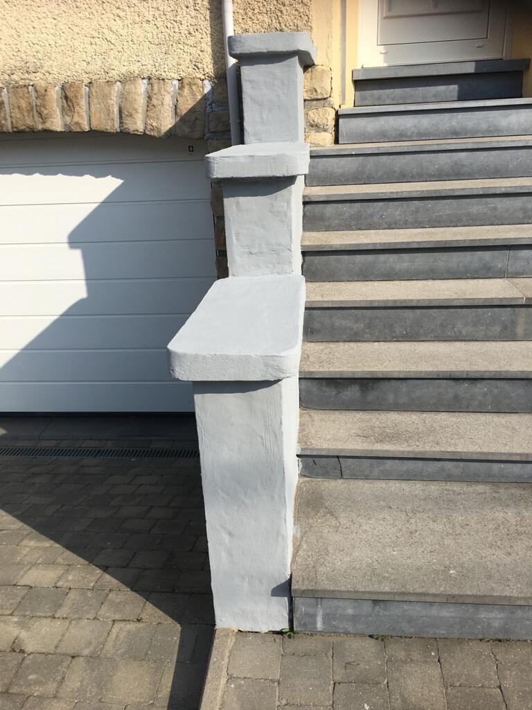 Eng Mauer laanscht eng Trap renovéiert